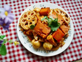 16、麻辣香锅,最后来一张成品图！是不是很有食欲呀~大米饭已就位~