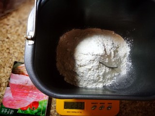 1、培根芝士面包,高筋面粉，酵母，糖，奶粉，水，盐混合放入面包机按揉面程序，揉到略有筋性以后再加入无盐黄油，揉到完全阶段。水的量可以有点浮动，面粉的品牌不同，吸水性也有差异，可以自行掌控。