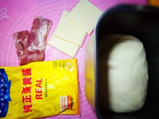 2、培根芝士面包,基础发酵大约三十分钟后把面团拿出来静置15分钟。现在天热，发酵很快，基础发酵在面包机里完成即可。