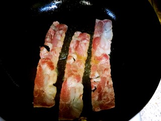 3、培根芝士面包,静置面团时，把培根放锅里略煎，培根油很多了，无需再在锅里放油，否则过于油腻。