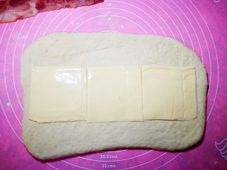 4、培根芝士面包,把面团擀成一个大长方形，大小如图，可以并排摆上三片芝士片。