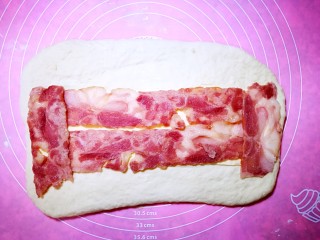 5、培根芝士面包,再把煎过的培根摆上，如图。