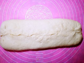 6、培根芝士面包,摆好后，把面团捏紧收口，注意要排空空气哦。