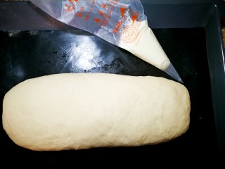 8、培根芝士面包,二次发酵好后，把适量沙拉酱放入挤花袋，用剪刀剪一个小口，千万是小口，不要一下大了，否则一会儿挤图案时就太粗了。