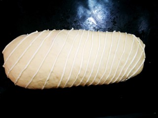 9、培根芝士面包,先一个方向有规律的挤线条，如图。