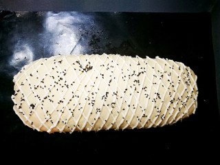 11、培根芝士面包,最后一步，撒黑芝麻，撒多少自己随意哈。