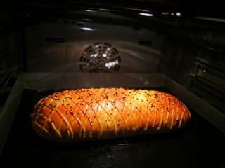 12、培根芝士面包,烤箱预热五分钟，180度烤20分钟。每家烤箱型号不同功率不同，时间自行掌握，最后几分钟随时观察啊，烤大了影响口感和颜值哦。