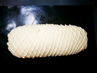 10、培根芝士面包,再从另一个方向挤线条，就形成了菱形格。请原谅我挤的也不是很看。