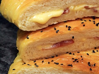 14、培根芝士面包,稍凉用锯齿刀切段。