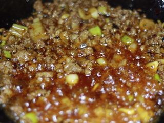 11、下饭菜????肉末茄子,将肉沫倒入，不断翻炒直至肉沫变白