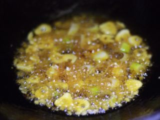 10、下饭菜????肉末茄子,葱姜蒜入锅，炒出香味后加入一勺豆瓣酱或者老干妈辣椒酱