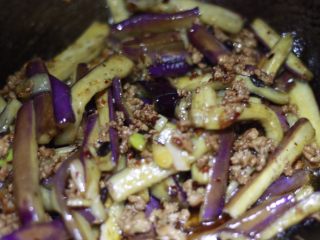 12、下饭菜????肉末茄子,再将茄子倒入翻炒一下
