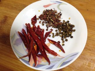 5、麻辣仔鸡,准备麻椒、花椒,干辣椒(干辣椒剪开就比较辣,所以我一半剪开一半没剪开)