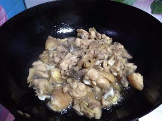 10、麻辣仔鸡,锅内倒入菜籽油烧至五成热倒入鸡块(油的量要比平时炒菜多一点)