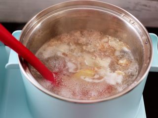 4、番茄牛肉炖土豆,大火把牛肉煮沸后,继续煮5分钟左右后,捞出沥干水分备用。