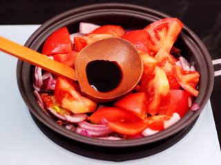 6、番茄牛肉炖土豆,这个时候加入提前切块的番茄,倒入生抽。