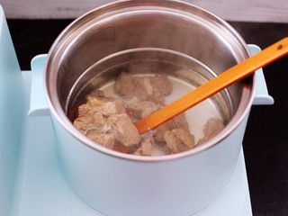 8、番茄牛肉炖土豆,另起汤锅里倒入适量的清水煮沸后,加入提前焯过水的牛肉块。