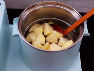 9、番茄牛肉炖土豆,加入切块的土豆。