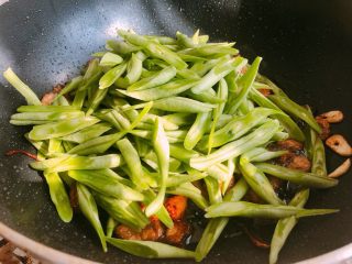 6、好吃的焖面,倒入切好的豆角