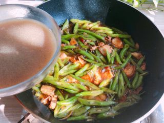 10、好吃的焖面,锅开后，盛出一小碗汤汁（锅中留一些底汤就可以了）