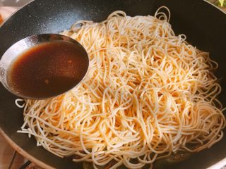 13、好吃的焖面,期间每隔几分钟就开盖，将事先盛出的汤汁淋在上一些。