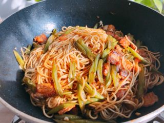 15、好吃的焖面,搅拌均匀