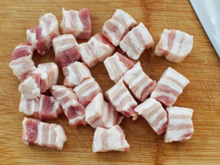 2、红烧肉炖土豆,五花肉洗净后切四方块