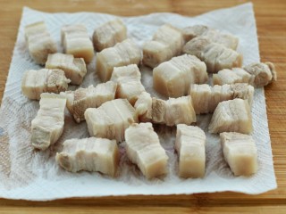 5、红烧肉炖土豆,放到厨房纸上吸去表面水分