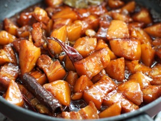 14、红烧肉炖土豆,大火快速翻炒均匀收汁即可