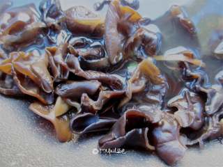 5、西兰花拌木耳,木耳也入开水焯，泡发后过凉水清洗