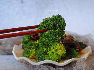 10、西兰花拌木耳,这道菜既保留了西兰花的营养又保持了它的口感！