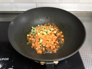 6、老干妈鸡丁炒饭,倒入胡萝卜和黄瓜丁翻炒均匀