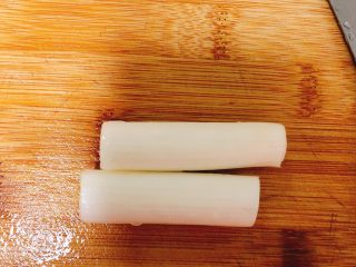 8、京酱鸡肉丝-可做早餐,切下葱白部位。