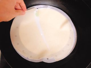 12、京酱鸡肉丝-可做早餐,买来包装的春卷皮，放锅里隔水蒸3～5分钟。