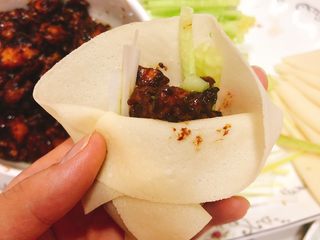 20、京酱鸡肉丝-可做早餐,美味势不可挡。不喜欢吃春卷皮，喜欢吃薄皮的亲，也可以用饺子皮代替，我主页里那个做春卷的食谱里有具体做法步骤。