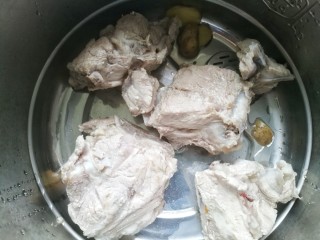 7、简单好喝的筒子骨玉米汤,放入锅中。