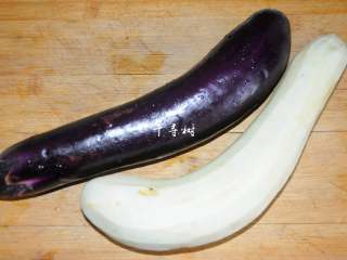 1、红烧茄子 百吃不厌的经典家常菜,茄子两个去皮，茄子可以是长茄子也可以是圆茄子，茄子不要太老，太老的茄子内部比较糠，并且籽多，做出来的菜口感不好。有些朋友觉得茄子皮也是有营养价值的不想去皮，其实也可以，但是茄子皮太光滑了，影响挂糊，成品不好看。