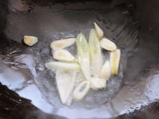 9、红烧茄子 百吃不厌的经典家常菜,锅内留底油，下入葱蒜片爆香。