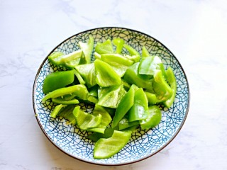 2、青椒炒培根,辣椒斜切块