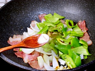 11、青椒炒培根,加盐