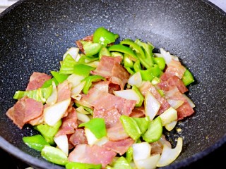 12、青椒炒培根,炒匀