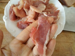 4、#猪年#莲藕炒肉,五花肉切成薄片,如图片