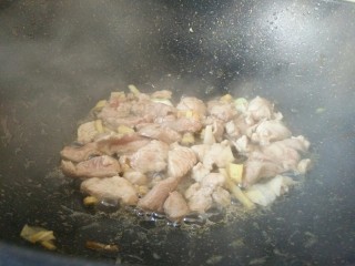 6、#猪年#莲藕炒肉,炒至变色,炒出油脂,如图