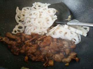 8、#猪年#莲藕炒肉,放入藕片炒香