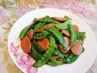 14、荷兰豆炒香肠,成盘。