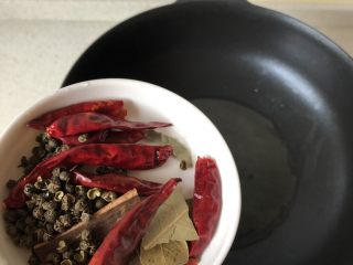 2、土豆烧鸡,锅烧热倒少许油，下花椒辣椒，香叶桂皮，炒香。