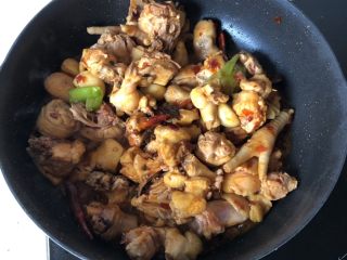 7、土豆烧鸡,炒匀，这里可以多炒炒！