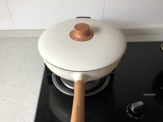 11、土豆烧鸡,盖盖子烧十来分钟