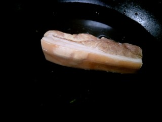 2、回锅肉,锅中填水，把五花肉放在里面。