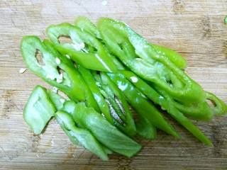 5、回锅肉,辣椒切成辣椒丝。